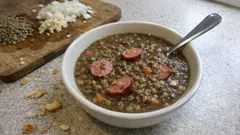 Poctivá čočková polévka s párkem: zahuštěná jíškou, krásně zahřeje