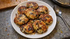 Sýrové placky s houbami: křupavé na povrchu, vláčné uvnitř a hotové raz dva