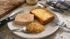 Husí játra tažená v sádle s brioškou a jablečným kompotem – slavnostně a bez stresu