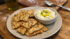 Domácí krekry s anýzem a kozím dipem: jednoduché pohoštění k vínu