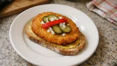 Smaženka podle ČSN: rychlá vaječná klasika na chlebu s hořčicí a okurkou