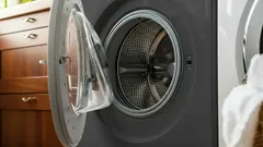 Jak dlouho nechat po praní pootevřená dvířka pračky, aby nezatuchla