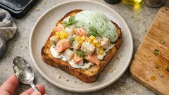 Křupavý toast s napařeným pstruhem a candátem: křenový krém a citronová tapioka