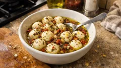 Marinovaná mini mozzarella v oleji: česnek, sušená rajčata a bylinky ve sklenici