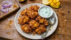 Cibulové bhaji s mangem: křupavé placičky, které zvládnete i doma