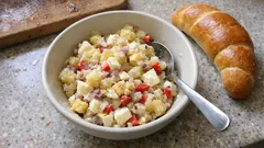 Tvarůžkový salát s bramborami a vejci: po odležení je ještě lepší