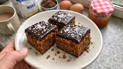 Hrnkový perník na plech: vláčný, nadýchaný a hotový bez vážení