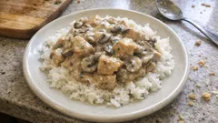 Žampiony na smetaně s kuřecím: krémová omáčka hotová za chvíli