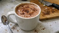 Hustá horká čokoláda se skořicí: krémová díky pudinku, hotová v jednom hrnci