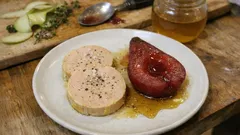 Husací játra torchon krok za krokem: jemný předkrm s pošírovanou hruškou