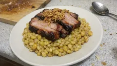 Zapečený šoulet s uzeným bokem: syté jídlo z hrachu a krup, které chutná i druhý den