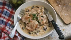 Vepřové plátky na hříbkách s koprem: krémová omáčka, která sedne ke knedlíku i bramborám