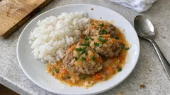 Mleté medailonky ve smetanové omáčce: šťavnaté placičky s mrkví a pažitkou