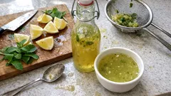 Domácí mátový sirup s citronem: voňavý základ na limonádu bez zavařování