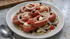 Utopenci jako z hospody: poctivý nálev, cibule a špekáčky, které se krásně rozleží