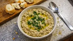 Baba ghanoush: krémová pomazánka z pečeného lilku s tahini a citronem