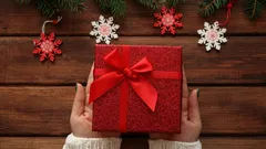 Co darovat na Nový rok: 20 levných, hřejivých dárků, které přinesou upřímnou radost