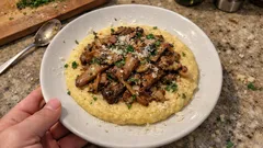 Krémová polenta s hlívou na česneku – rychlý vegetariánský oběd s parmazánem