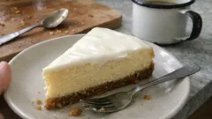 Pečený cheesecake se sušenkovým korpusem: hladký krém bez prasklin