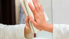 Jak vyčistit zrcadla bez šmouh, zákalu a žmolků pomocí jednoduchých domácích metod