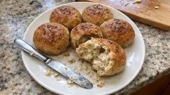 Pšenično-žitné sádlové housky: vláčné uvnitř, křupavé na povrchu