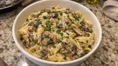 Krémové houbové ragú s těstovinami: jednoduchý oběd s bílým vínem a tymiánem