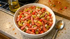 Neapolský salát jako z lahůdek: se salámem, okurkami a feferonkou, který si sedne přes noc