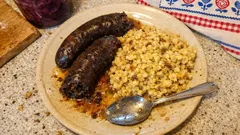 Jitrnice s vaječnými kroupami z jedné pánve – výpek udělá půl práce