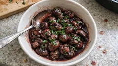 Žampiony na červeném víně: jednoduchá pánevní omáčka bez mouky (stačí je nejdřív odpařit)