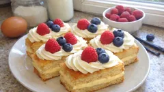 Domácí šodó chlebíček – jemný piškot se žloutkovým krémem a malinami