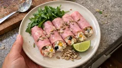 Šunkové rolky s rýžovým salátem: studené pohoštění, které drží tvar