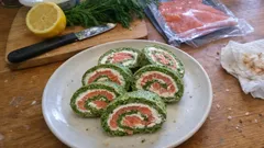 Špenátovo-lososová roláda bez lepku: efektní pohoštění, které se krájí na krásné plátky