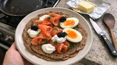 Nadýchané pohankové bliny: malé kynuté lívanečky na slano s lososem a smetanou