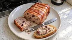 Jelení paštéta ve slanině s brusinkami: slavnostní předkrm, který se vždy povede