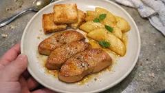 Husí játra konfitovaná v sádle s jablky v tokaji – předkrm jako z bistra