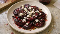 Grilovaná červená řepa s kozím sýrem a višňovou glazurou – jednoduchá a slavnostní