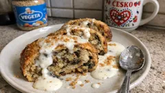 Domácí hubník s bílou omáčkou: pečený váleček z hub a rohlíků