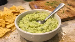 Krémový avokádový dip s vejci a česnekem: za pár minut hotový, ideální k chipsům