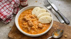 Segedínský guláš jako z hospody: smetanová omáčka a zelí akorát