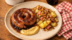 Vinná klobása na černém pivu: šťavnatá a hotová za 20 minut v troubě