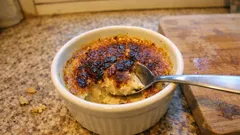 Slaná crème brûlée z foie gras: jemný krém s křupavou karamelovou krustou