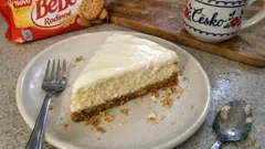 Krémový pečený cheesecake se sušenkovým základem – hladký krém bez prasklin
