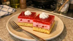 Lenčiny jahodové řezy na plech: nadýchaný piškot, jahodový krém a želatina