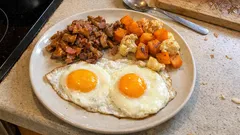 Lišky na špeku s pečenou Hokaido a květákem: sytý talíř s volskými oky