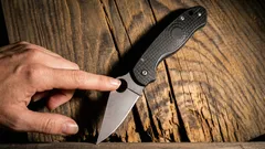 Proč mají některé nože otvor v čepeli a k čemu opravdu slouží