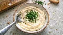 Sýrová pomazánka podle ČSN: krémová klasika na chlebíčky i rohlík