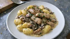 Rychlé gnocchi se žampiony a vepřovou panenkou – krémová večeře z jedné pánve