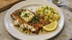 Kapr na pánvi s kmínovým máslem: lehký bramborový salát bez majonézy