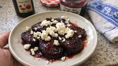 Grilovaná červená řepa s kozím sýrem – višňová glazura a makový olej