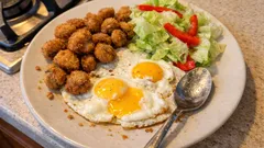 Křupavé smažené žampiony s volskými oky a ledovým salátem – rychlý talíř